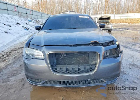 2016 Chrysler 300 S z USA, uszkodzony, nr VIN 2C3CCABG1GH328896